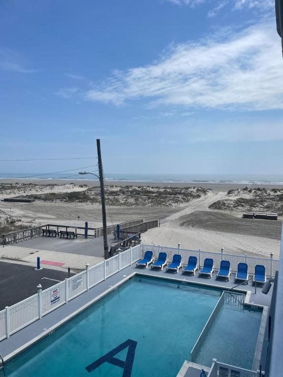 Bazén v ubytování Acacia Beachfront Resort nebo v jeho okolí