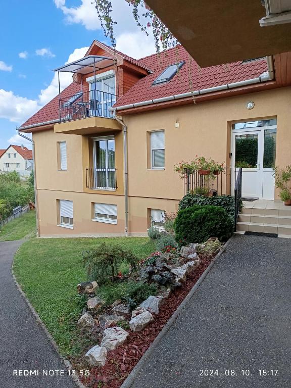 Budova, v ktorej sa apartmán nachádza