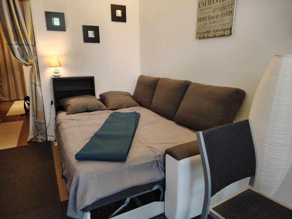 - un salon avec un canapé et une serviette bleue dans l'établissement CAEN PORT CENTeR, à Caen