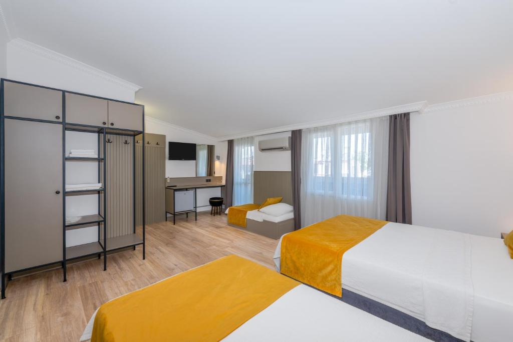 Lemon Hotel - Family Room With Balcony