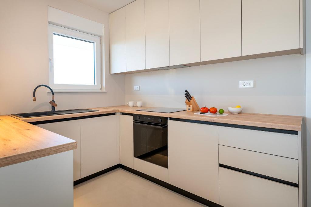 Kuchyňa alebo kuchynka v ubytovaní Providenca Residence