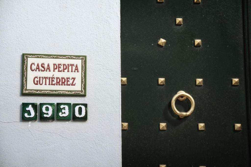 Una puerta con un cartel con un anillo. en Casa Rural Pepita Gutiérrez, en Beas
