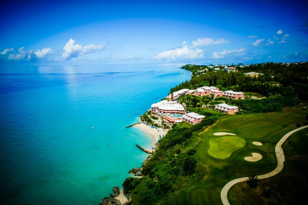 z góry widok na ośrodek nad wodą w obiekcie Pompano Beach Club w mieście Southampton