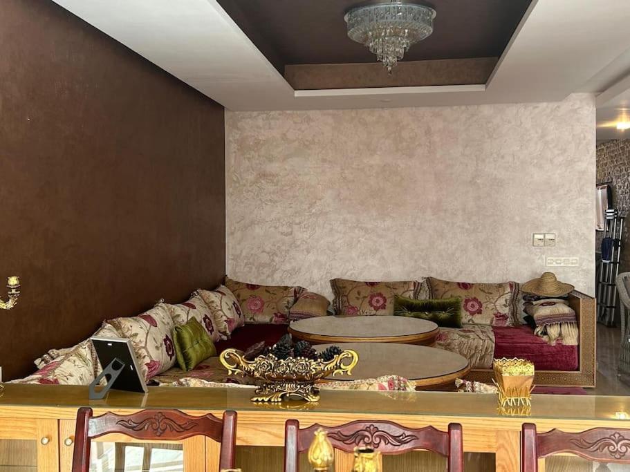 un soggiorno con un divano e un tavolo di Cozy Elegant Villa in Downtown Agadir ad Agadir
