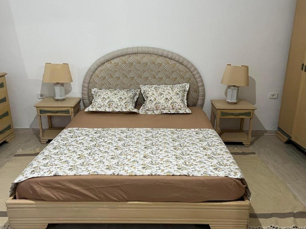 Postel nebo postele na pokoji v ubytování Dar Lilia Monastir