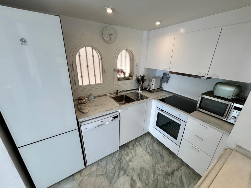 A kitchen or kitchenette at Diletta Beach Estepona
