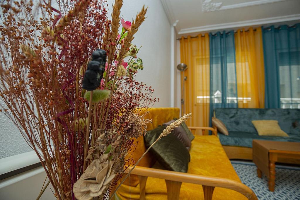 ein Wohnzimmer mit einer Couch und einem Tisch mit Blumen in der Unterkunft 068 Nice corner La Mata - Alicante Holiday in La Mata