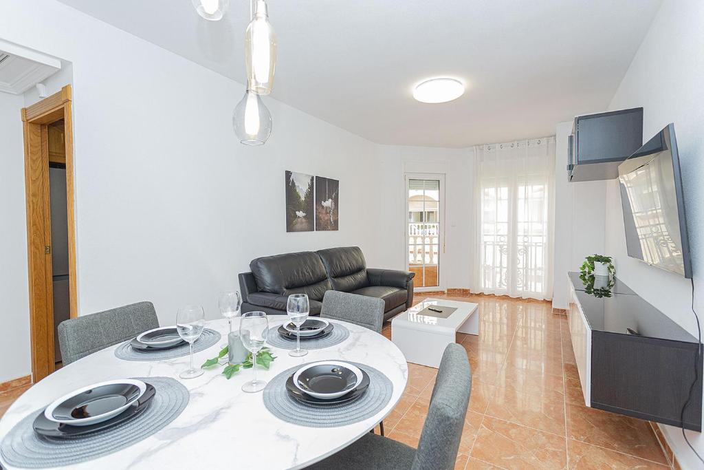ein Wohnzimmer mit Tisch und Couch in der Unterkunft 155 Wonderfull Luxury apartment Alicante-Holiday in Torrevieja