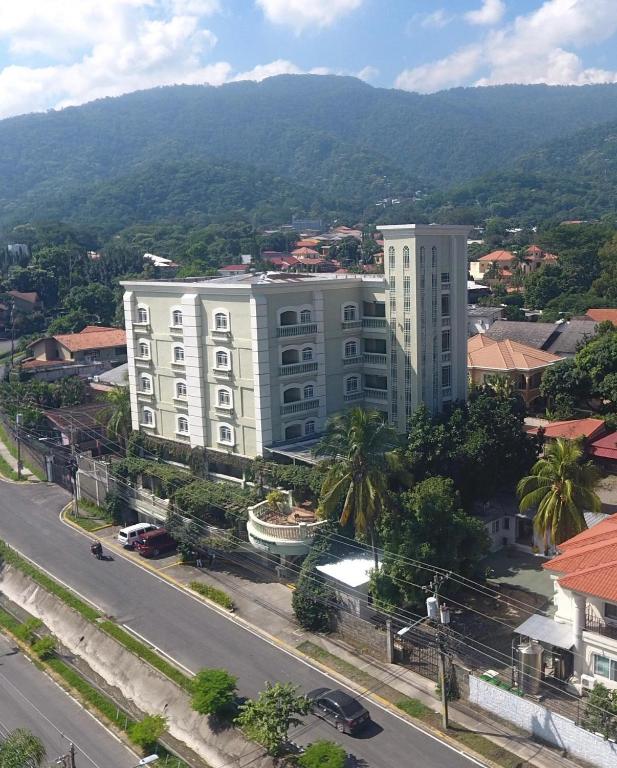 Nespecifikovaný výhled na hory nebo výhled na hory při pohledu z hotelu