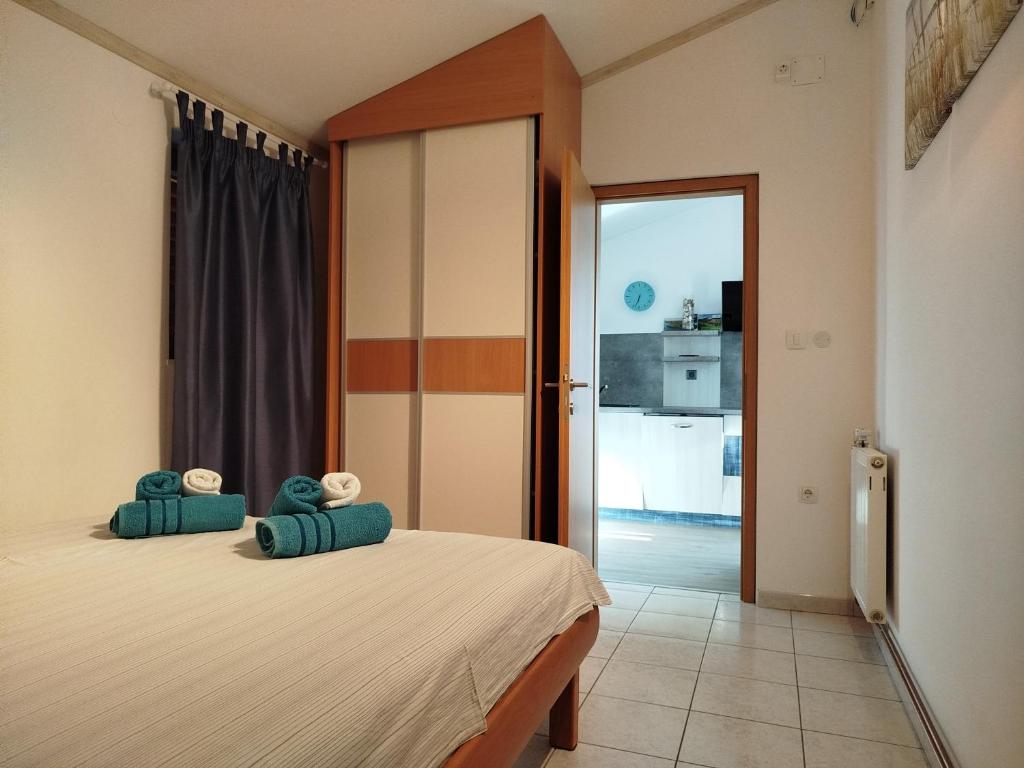 Postel nebo postele na pokoji v ubytování Sweet Apartment With Private Pool Lori Ankaran