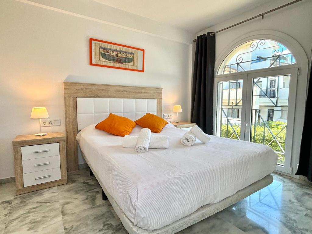 A bed or beds in a room at Diletta Beach Estepona