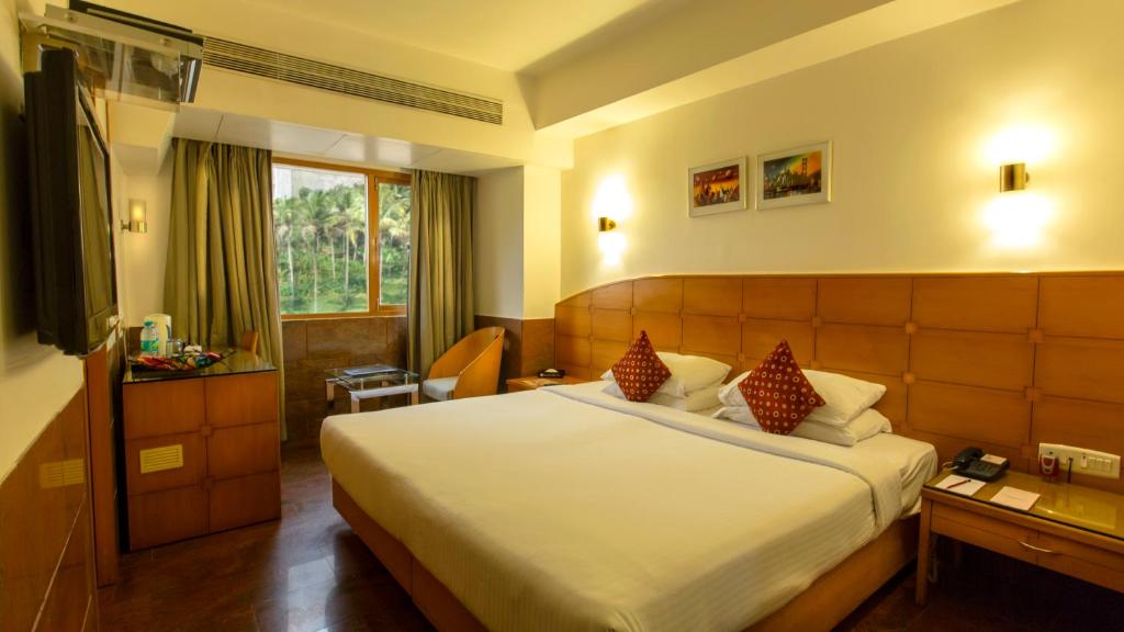 Postel nebo postele na pokoji v ubytování Ramee Guestline Hotel Khar