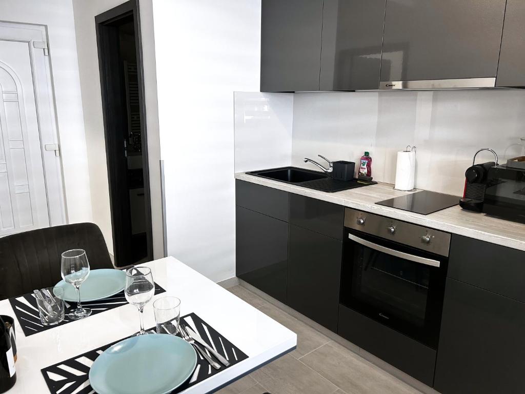 Kuchyň nebo kuchyňský kout v ubytování Downtown Apartments Pécs