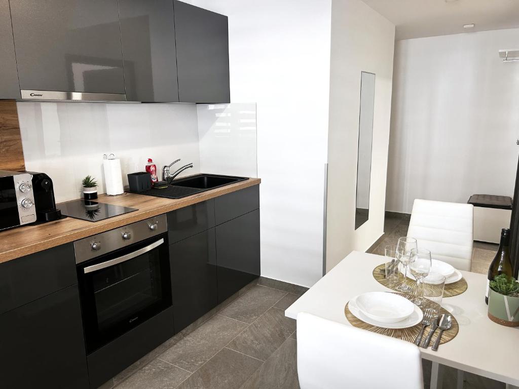 Kuchyň nebo kuchyňský kout v ubytování Downtown Apartments Pécs