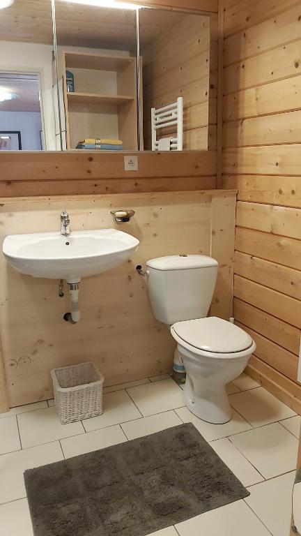 łazienka z toaletą i umywalką w obiekcie Herbes et collines w mieście Winkel