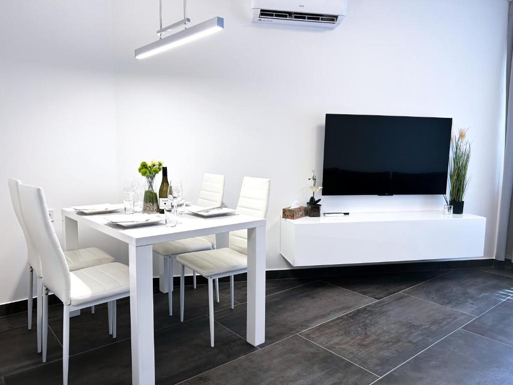 TV a/nebo společenská místnost v ubytování Downtown Apartments Pécs