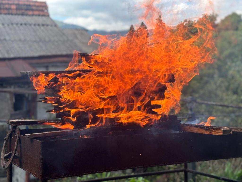 Gril dostupný pro hosty v hostelu