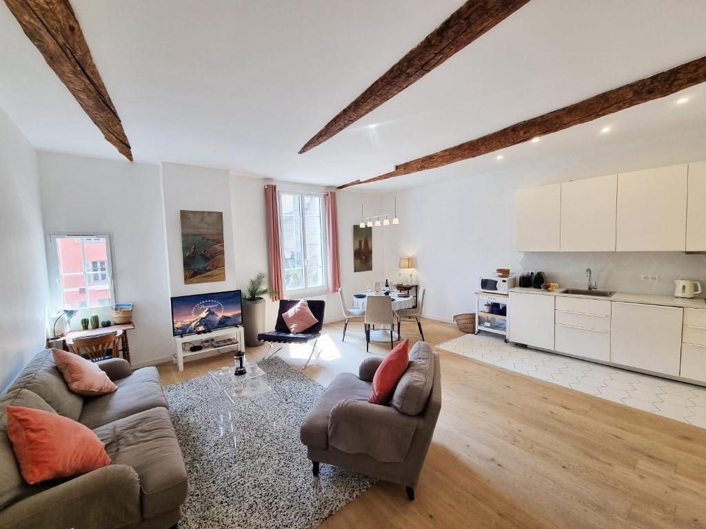 un salon avec deux canapés et une cuisine dans l'établissement 