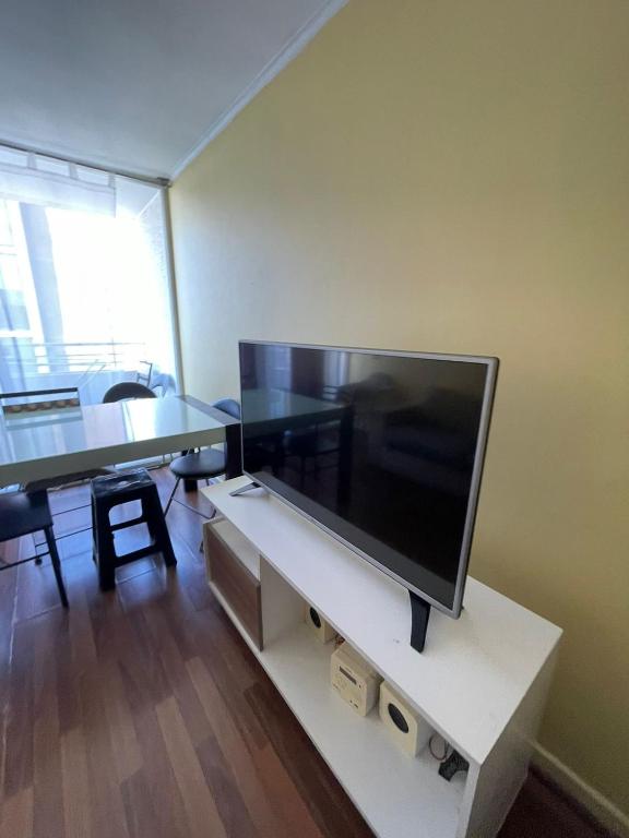 アントファガスタにあるempresas factura conveniosの大画面薄型テレビ(白いテーブル付)