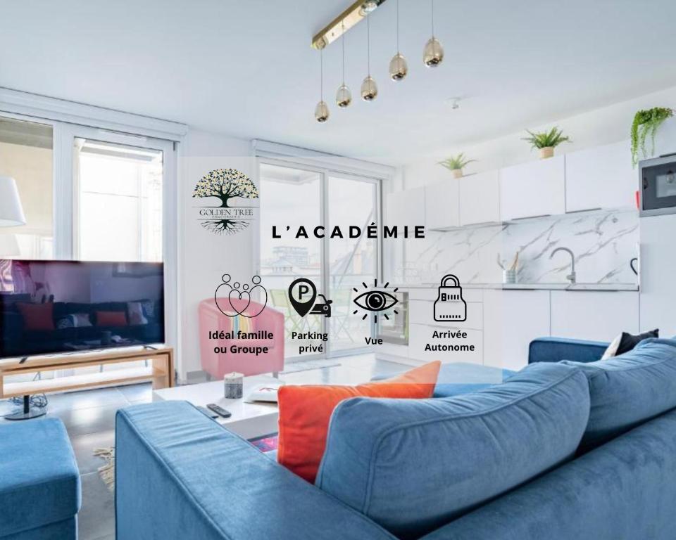 un salon avec un canapé bleu et une télévision dans l'établissement L'Académie - Terrasse avec vue - Parking, à Strasbourg