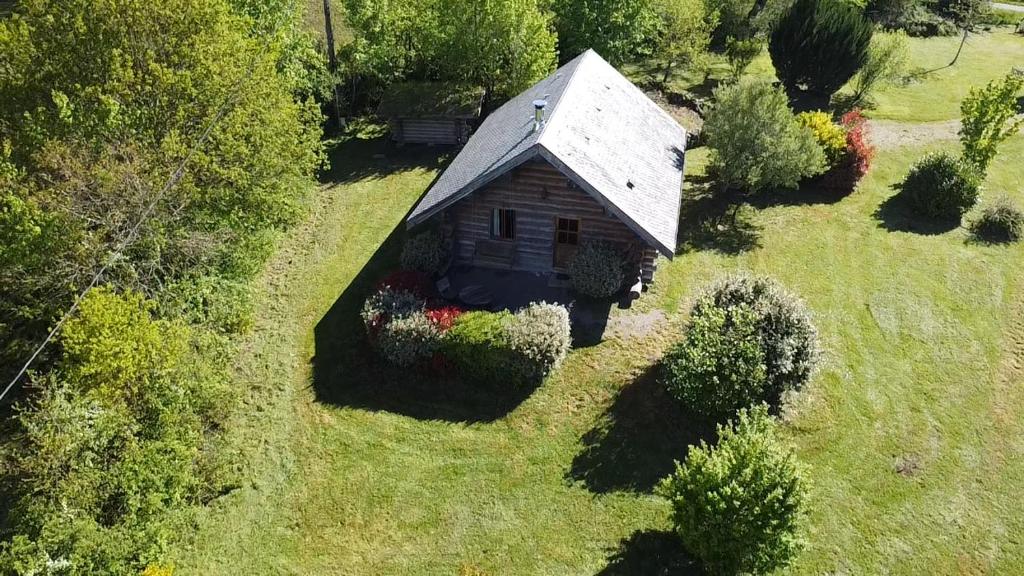 an aerial view of a small house in a field at Un Chalet en Corrèze in Auriac