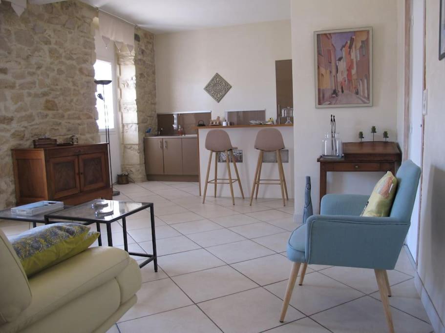 un salon avec un canapé et une table dans l'établissement Appartement Nimes avec terrasse ouverte, à Nîmes