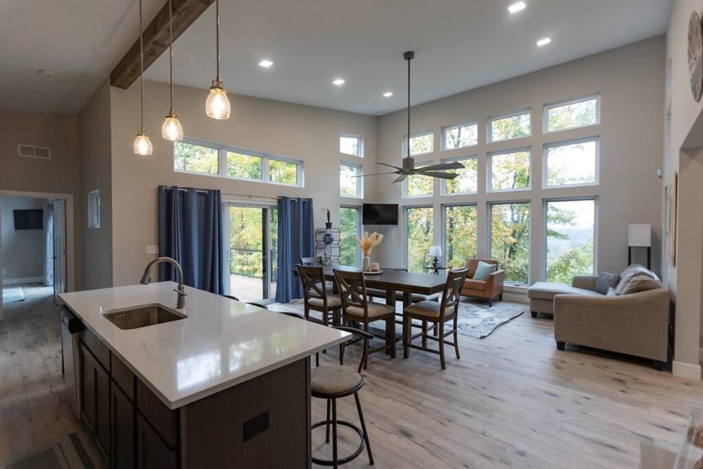 Χώρος καθιστικού στο Altitude Adjustment - New Treehouse in Innsbrook