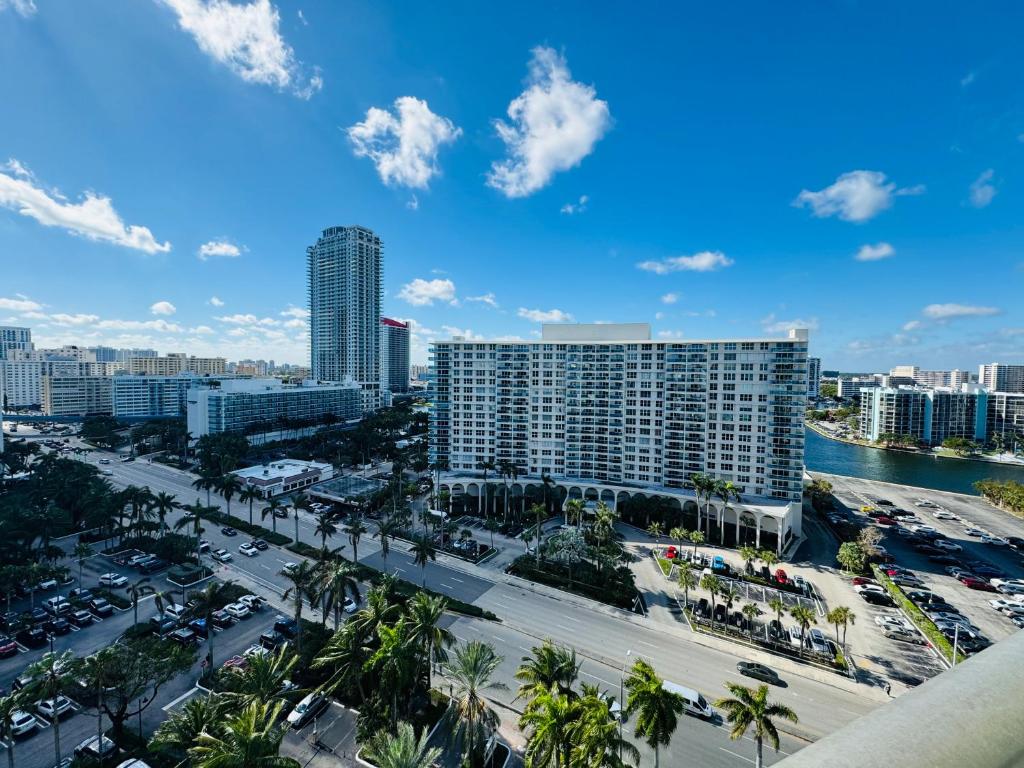 The Tides Condo on Hollywood - Superior Apartment