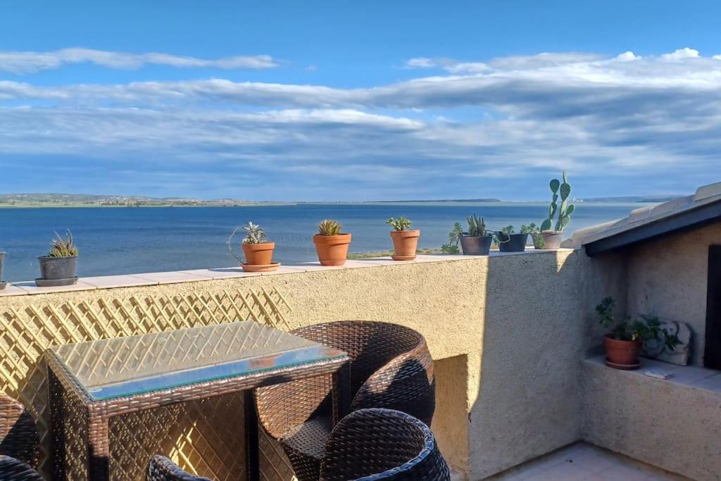 une table et des chaises sur un balcon avec vue sur l'océan dans l'établissement Vue fabuleuse lagune de mer, à Bages