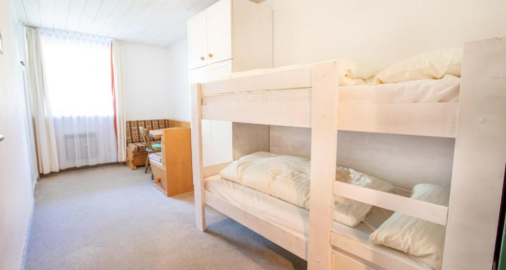 ケーニヒスライテンにあるAppartement Dettlbauer Top 16の二段ベッドが2つある寝室