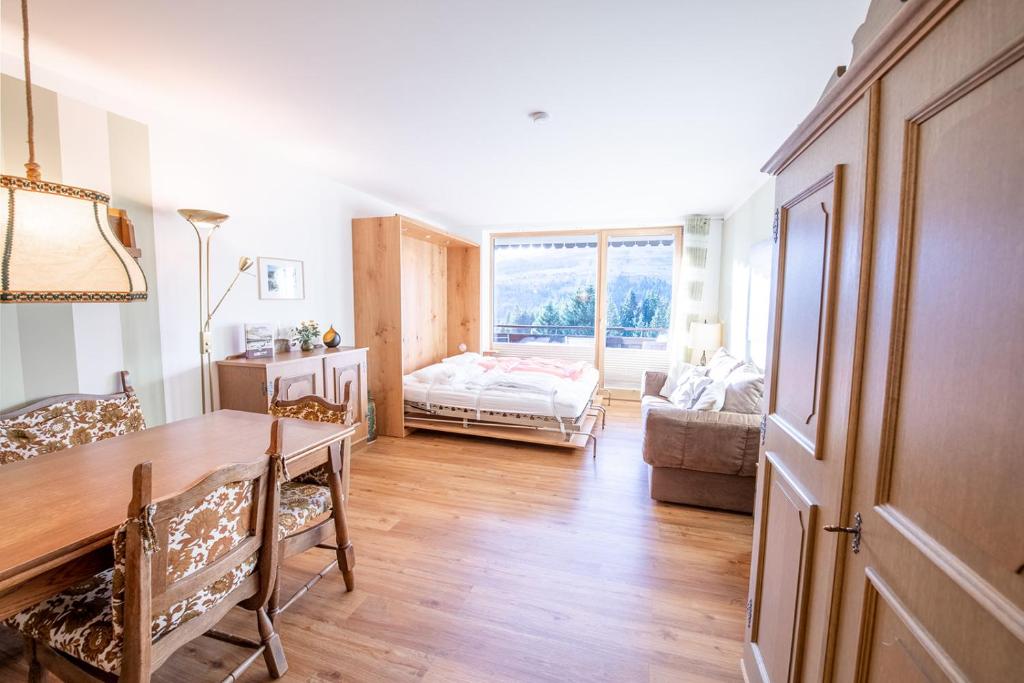 een woonkamer met een eettafel en een slaapkamer bij Kreidl Top 37 in Königsleiten