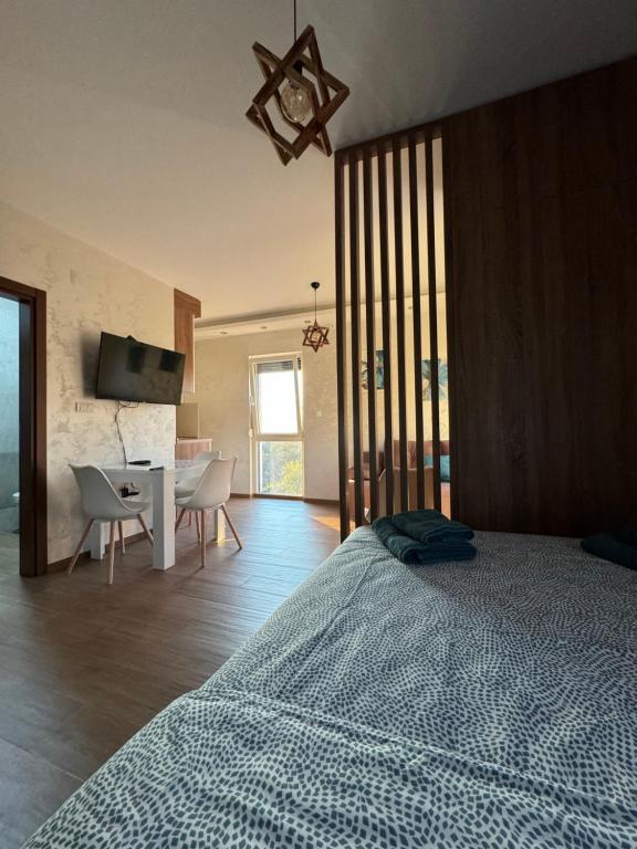 سرير أو أسرّة في غرفة في Apartman Zagorac