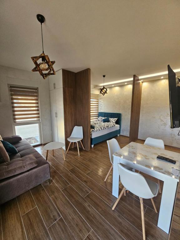 Apartman Zagorac في ديفشيبار: غرفة معيشة مع أريكة وطاولة وكراسي