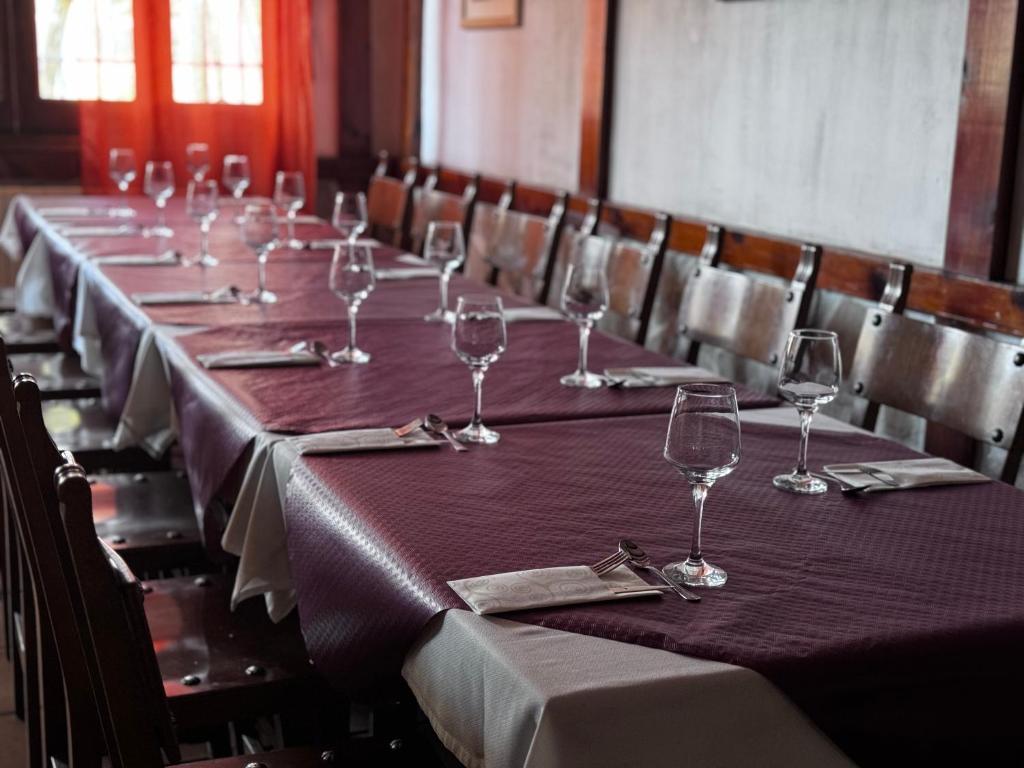Hotel Restaurante Rio Cuervo餐厅或其他用餐的地方