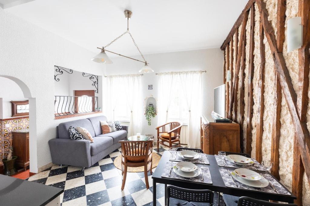 una sala de estar con un sofá y una mesa en Appartement authentique à colombage 15mn de Disney, en Ferrières-en-Brie
