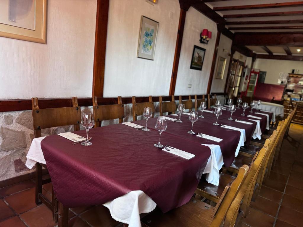 Hotel Restaurante Rio Cuervo餐厅或其他用餐的地方