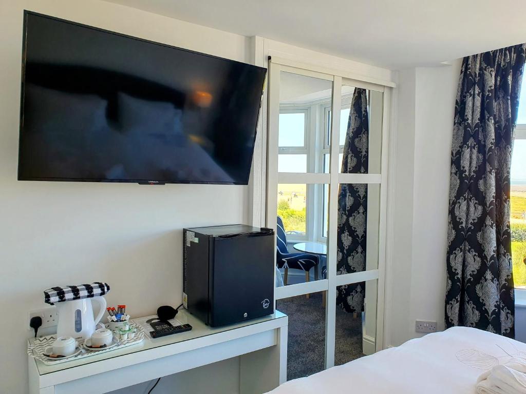 TV a/nebo společenská místnost v ubytování The Kerswell Hotel