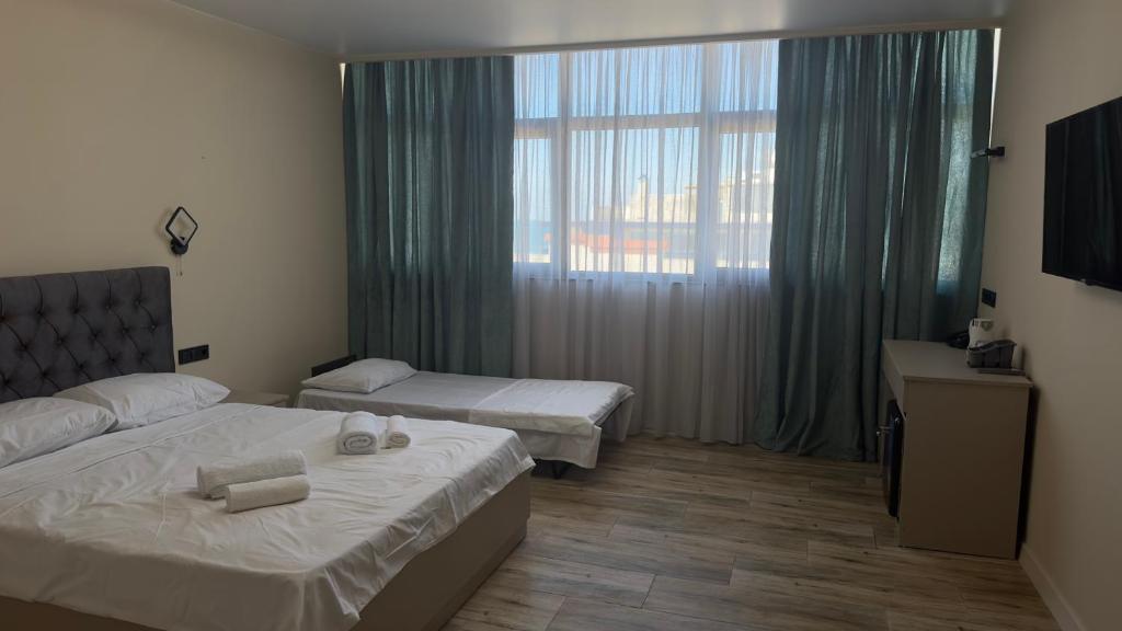 Postel nebo postele na pokoji v ubytování RUMI Hotel