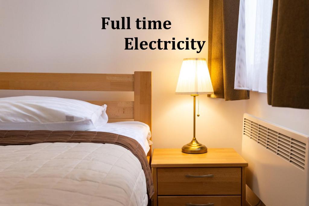 une chambre avec un lit et une lampe avec les mots électricité à temps plein dans l'établissement Peaceful studio on Rynok Square, à Lviv