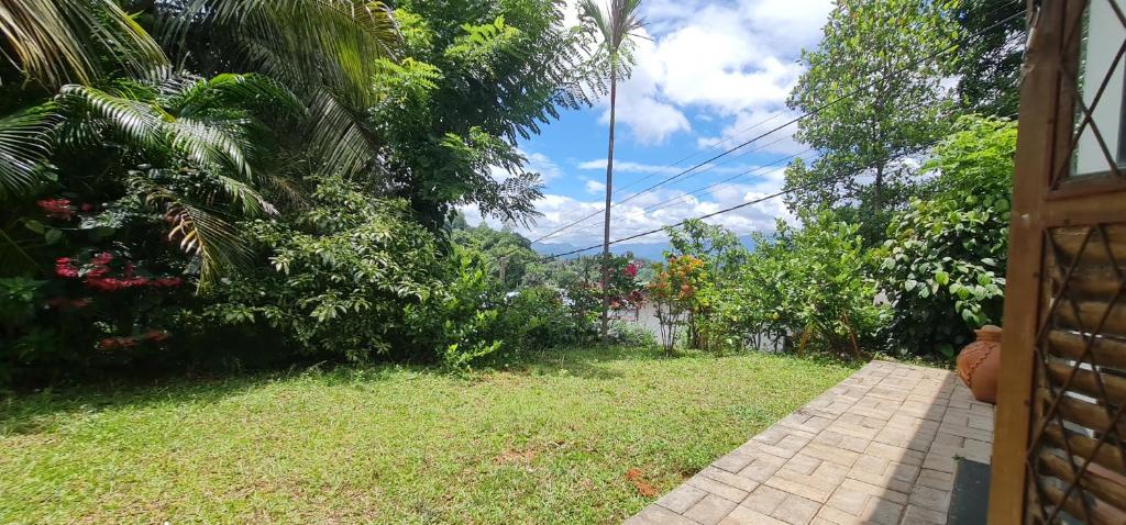 Zahrada ubytování Wagi Villa & Hostel " Free pickup from kandy"