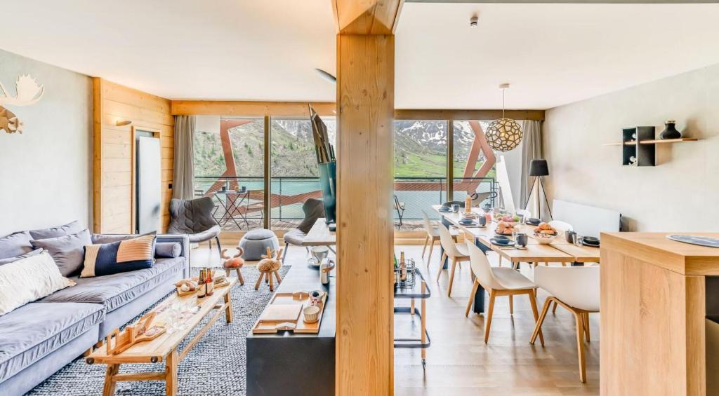 a living room with a couch and a table at Résidence Phoenix - 5 pièces 8 personnes 4 MAE-9511 in Tignes