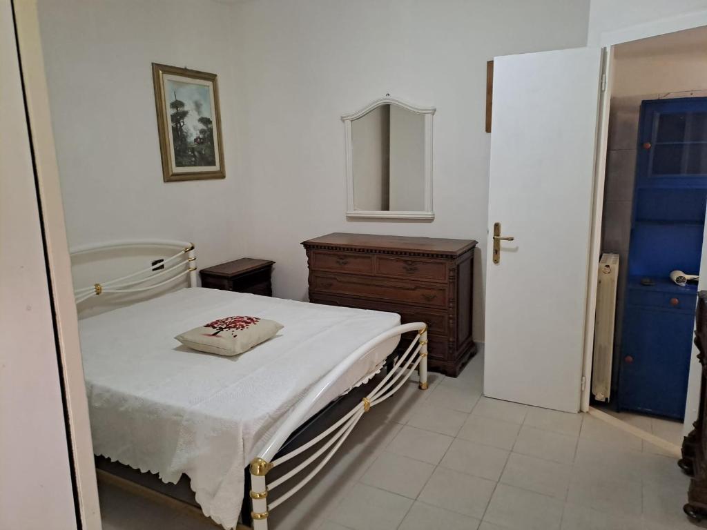 a bedroom with a bed and a sink and a mirror at Casa di Annamaria e Silvia in Marina di Pisa