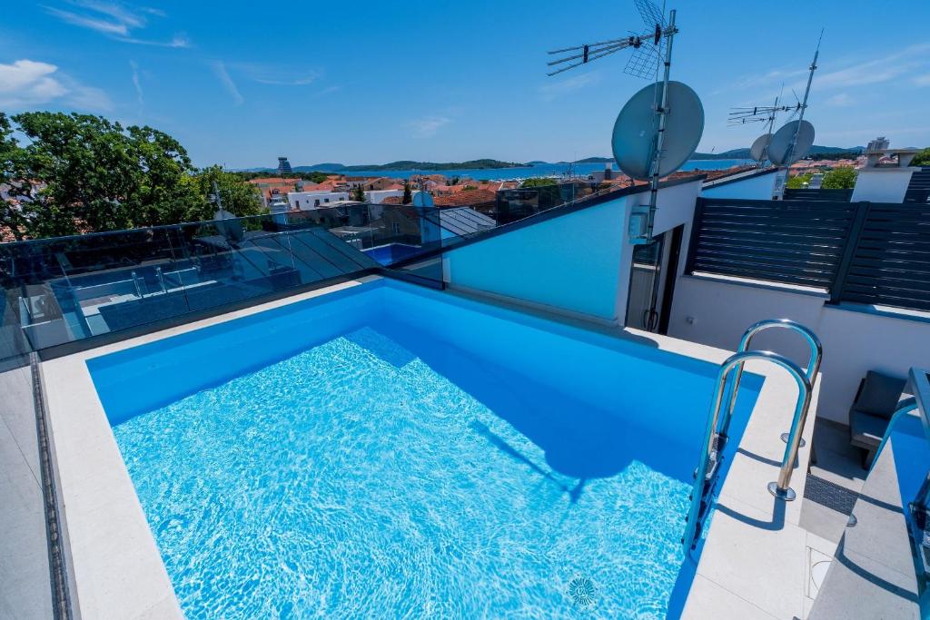 una piscina sul tetto di un edificio di Villa Vida a Vodice