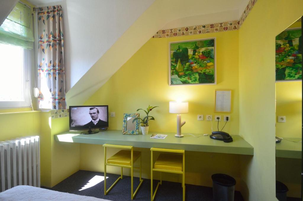 TV a/nebo společenská místnost v ubytování Hôtel Vauban