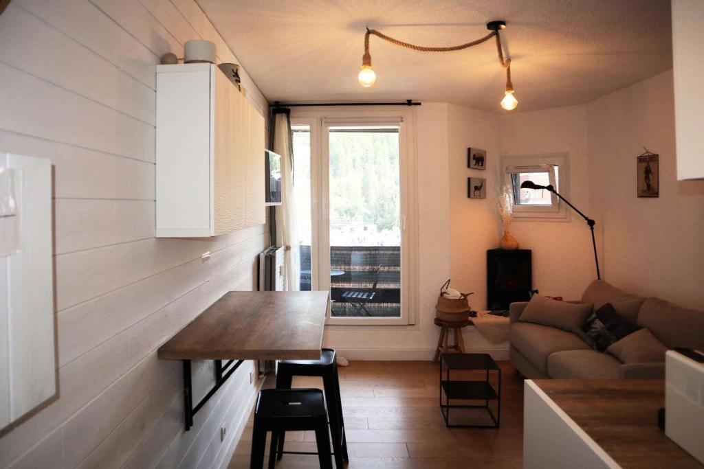 un salon avec une table et un canapé dans l'établissement Résidence Le Boussolenc - Studio 2 personnes superbe vue pistes MAE-8701, aux Orres