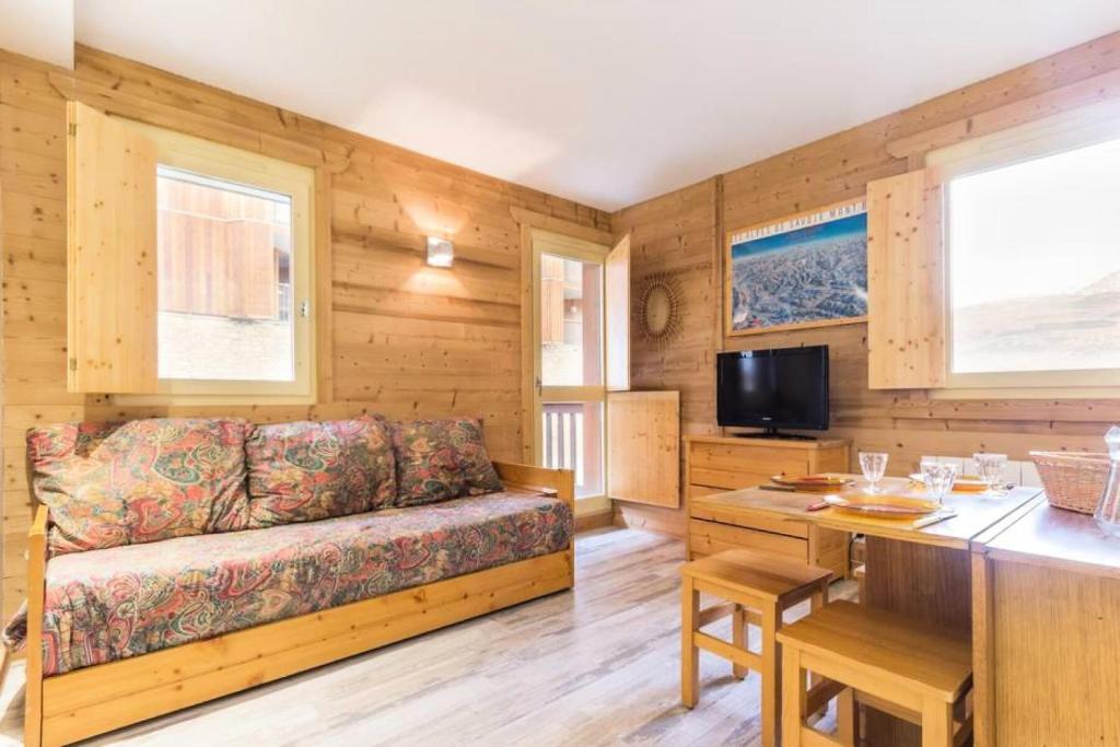 un salon avec un canapé et une table dans l'établissement Résidence Les Cotes - Bel appartement rénové proche espace Paradisio MAE-8681, à Aime La Plagne