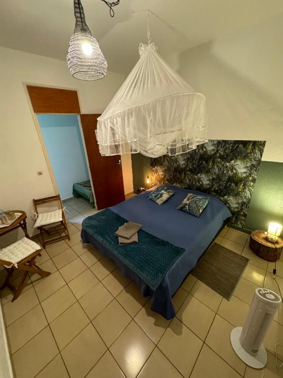 Postel nebo postele na pokoji v ubytování La Canopée Enchantée, chambres d'hôtes, piscine, proche aéroport, Gare maritime