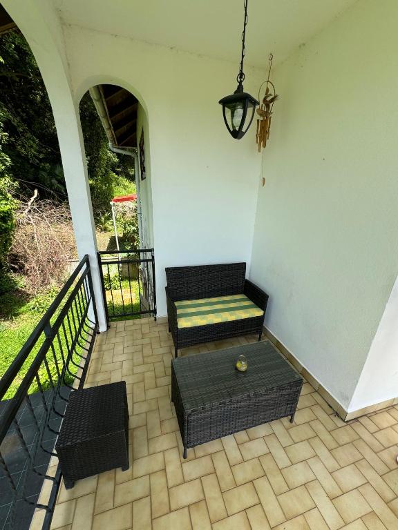 Posezení v ubytování La Canopée Enchantée, chambres d'hôtes, piscine, proche aéroport, Gare maritime