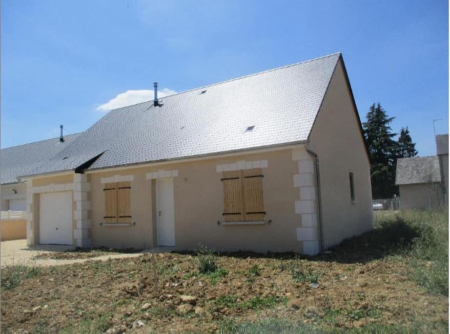 Un edificio blanco con tres ventanas y un techo. en Domaine des roses - Charmante Maison à Louer, en Sonzay