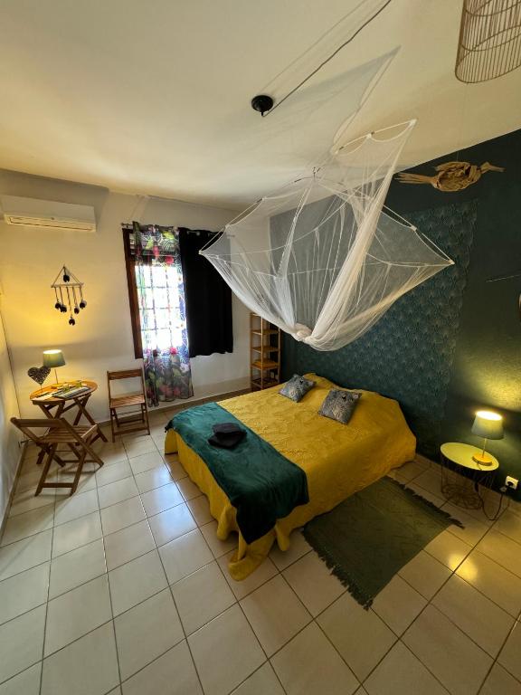 Posezení v ubytování La Canopée Enchantée, chambres d'hôtes, piscine, proche aéroport, Gare maritime